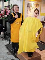 プロデュースする「コロッケのころっ家」天神橋店のオープニングセレモニーで岩崎宏美のものまねを披露するコロッケ＝大阪市内