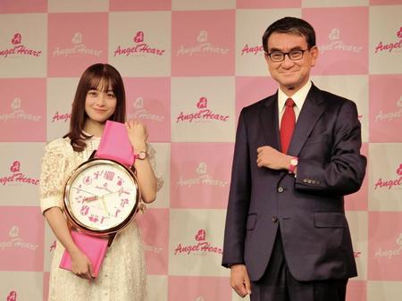 　世相時計の発表会に出席した橋本環奈（左）と河野太郎元ワクチン担当相