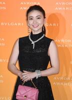 ノースリーブのブラックドレスで登場した大島優子＝浦安市・舞浜アンフィシアター（撮影・開出牧）