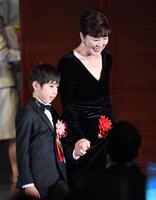 　表彰式を終え、息子の寺嶋眞秀くん（左）と手をつないで席に戻る寺島しのぶ（撮影・西岡正）