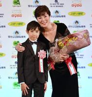 　助演女優賞を受賞し、息子の寺嶋眞秀くん（左）の肩を抱く寺島しのぶ（撮影・西岡正）