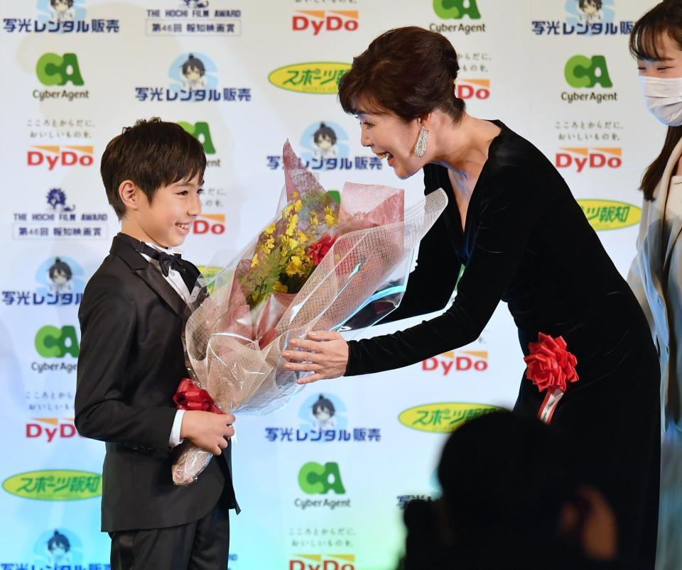 　助演女優賞を受賞し、息子の寺嶋眞秀くんから花束を受け取る寺島しのぶ（撮影・西岡正）
