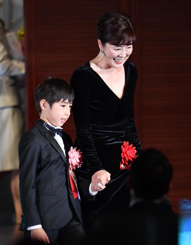 　表彰式を終え、息子の寺嶋眞秀くん（左）と手をつないで席に戻る寺島しのぶ（撮影・西岡正）