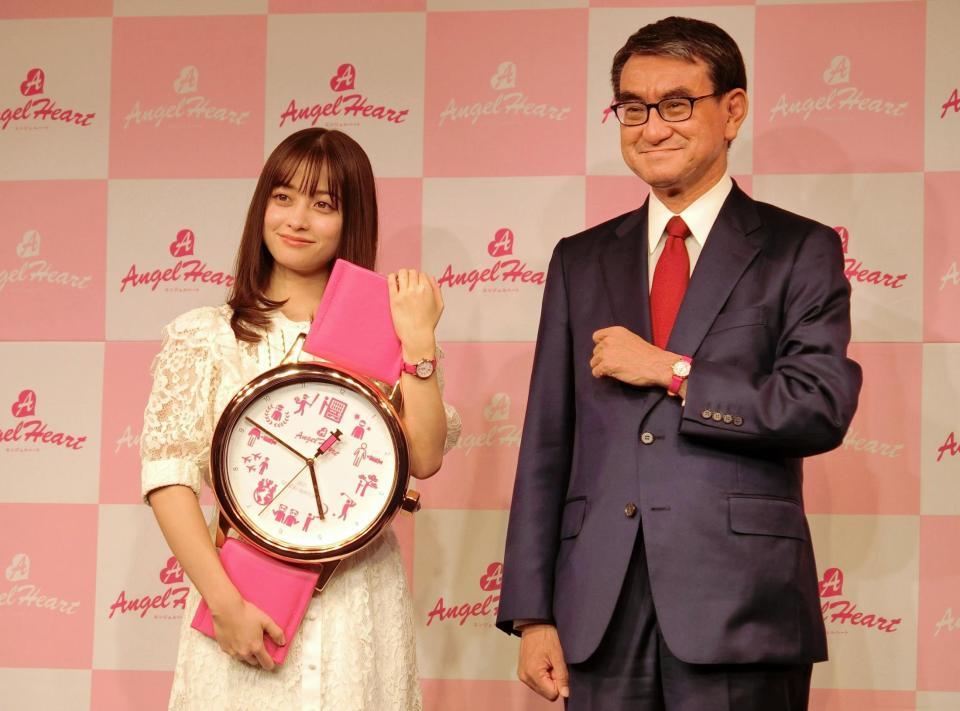 　世相時計の発表会に出席した橋本環奈（左）と河野太郎元ワクチン担当相