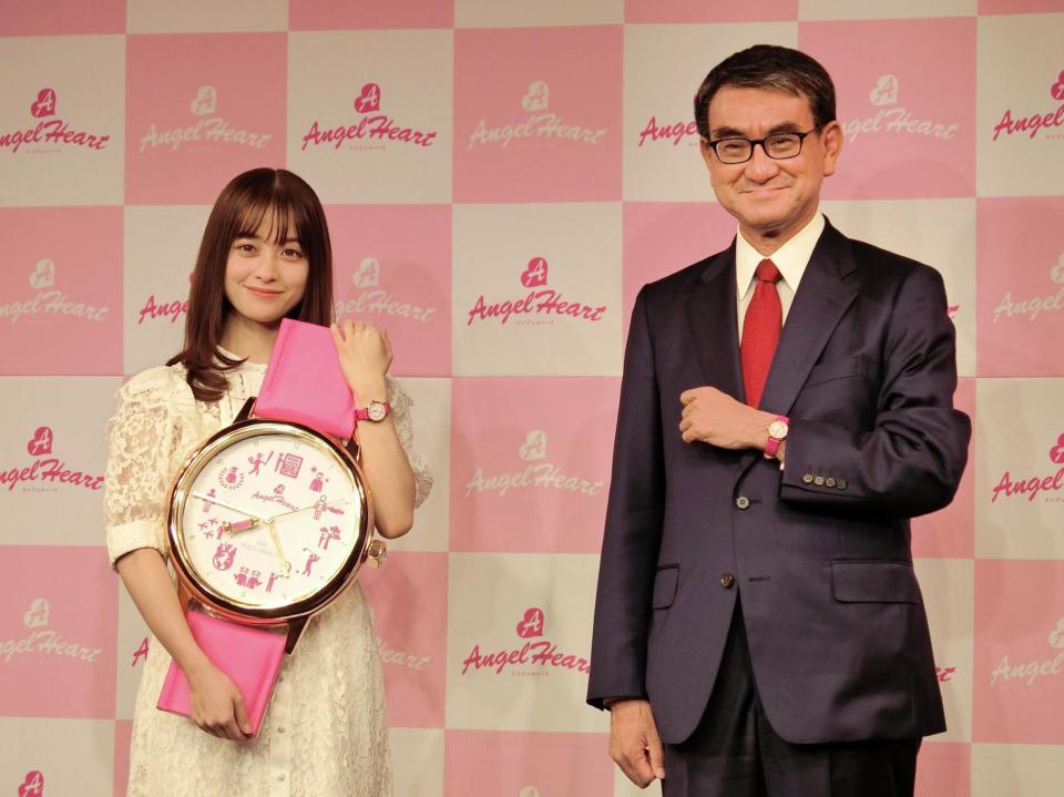 　世相時計の発表会に出席した橋本環奈（左）と河野太郎元ワクチン担当相