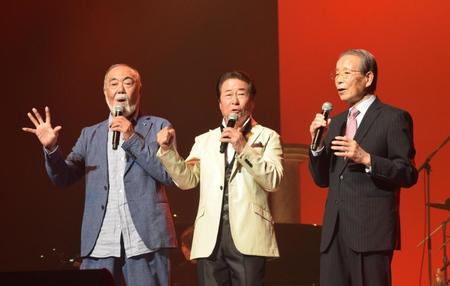 　デビュー４０周年記念コンサートで安仁屋さん（左）、古葉さん（右）と熱唱する南一誠（１９年５月）
