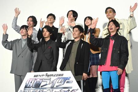 　笑顔で手を振る（前列左から）内藤秀一郎、藤岡真威人、中尾明慶、前田拳太郎、（後列左から）柴﨑貴行監督、山口貴也、日向亘、井本彩花、濱尾ノリタカ（撮影・高石航平）