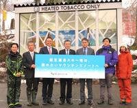 　新設された加熱式たばこ専用室を披露する伊東秀人氏（左端）、上村愛子さん（右端）と関係者＝山形・蔵王温泉スキー場