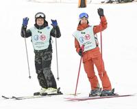 　ゲレンデを滑走して登場した伊東氏（左）と上村さん