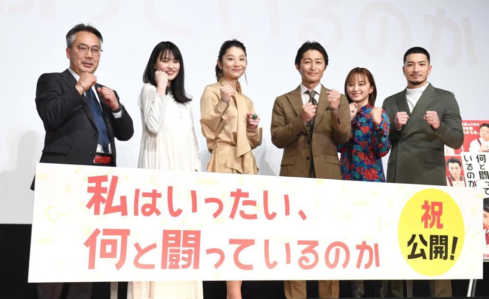 ファイティングポーズをする（左から）李闘士男監督、菊池日菜子、小池栄子、安田顕、岡田結実、ＳＷＡＹ＝テアトル新宿（撮影・園田高夫）