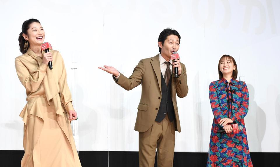 小池栄子（左）に盟友の大泉洋と比較され動揺？する安田顕（中央）（右は岡田結実）＝テアトル新宿（撮影・園田高夫）