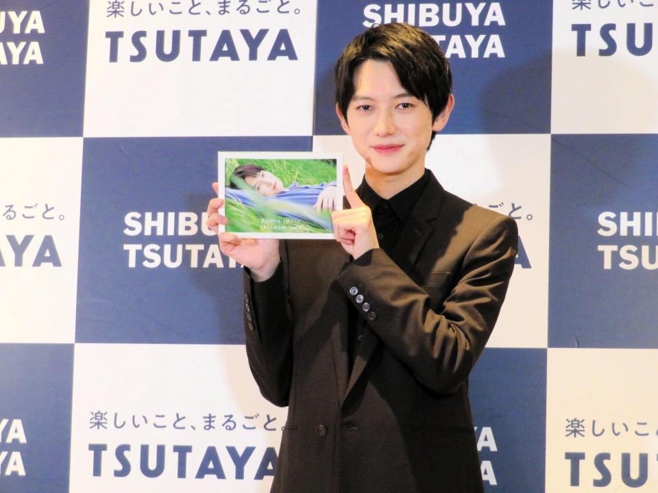 来年のカレンダーを持つ本郷奏多＝東京・渋谷