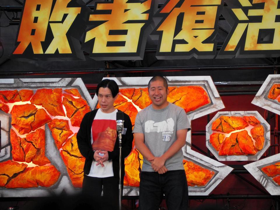敗者復活戦でネタを披露するハライチの岩井勇気（左）と澤部佑