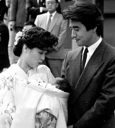 　お宮参りで沙也加ちゃんを優しいまなざしで見つめる神田正輝、松田聖子夫妻＝１９８６年１０月