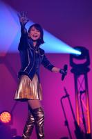 ミニスカ姿でパフォーマンスする森高千里＝奈良県文化会館