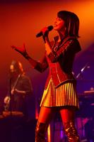 ミニスカ姿でパフォーマンスする森高千里＝奈良県文化会館