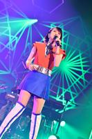 ミニスカ姿でパフォーマンスする森高千里＝奈良県文化会館