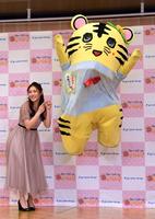 トラっしーに変身し、大ジャンプするふなっしー（左は西野未姫）＝東京・銀座東武ホテル（撮影・佐藤厚）