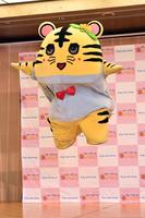 トラっしーに変身し大暴れするふなっしー＝東京・銀座東武ホテル（撮影・佐藤厚）