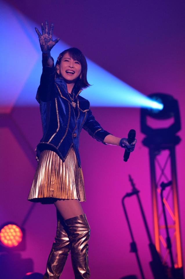 ミニスカ姿でパフォーマンスする森高千里＝奈良県文化会館