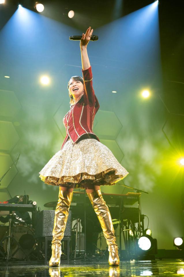 ミニスカ姿でパフォーマンスする森高千里＝奈良県文化会館