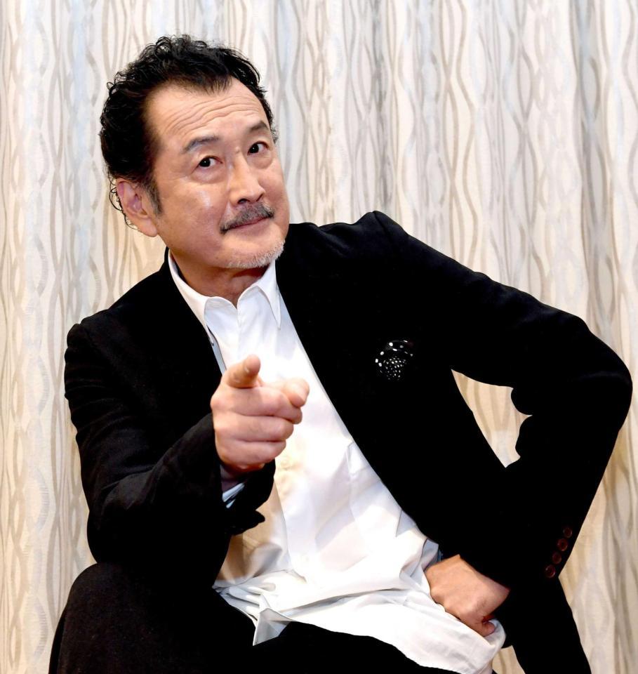 　ドラマで３人娘の幸せを願って奮闘する父親役を演じる吉田鋼太郎（撮影・佐藤厚）  