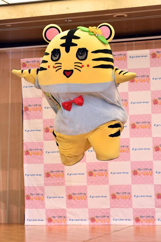 トラっしーに変身し大暴れするふなっしー＝東京・銀座東武ホテル（撮影・佐藤厚）