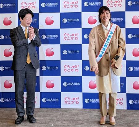 　加古川観光大使に就任した上野樹里（右。左は加古川市の岡田康裕市長）＝兵庫・加古川市役所