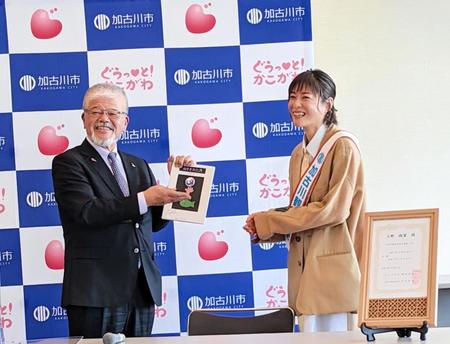 　加古川観光大使に就任した上野樹里（右）は加古川観光協会長の大庫隆夫氏にサインをプレゼント＝兵庫・加古川市役所