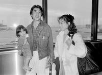 　父・神田正輝に抱っこされてハワイ旅行から帰国した沙也加さん＝１９８８年１１月