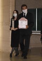 　斎場で報道陣の前に神田沙也加さんの骨箱を手に現れた神田正輝（右）と位牌を持つ松田聖子（撮影・開出牧）