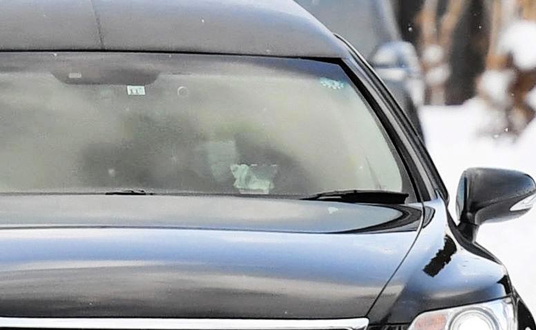 霊柩車の助手席に乗って斎場へ向かう松田聖子＝北海道（撮影・開出牧）