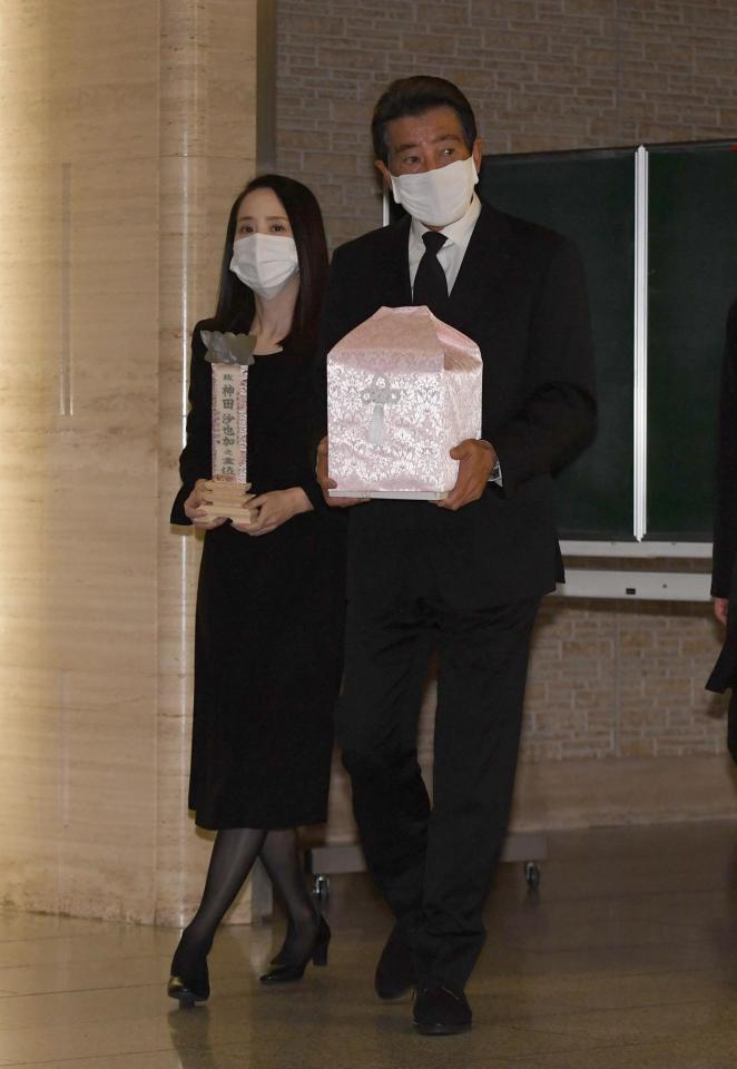 松田聖子と神田正輝 涙浮かべ沈痛会見 聖子「ありがとうございます」正輝「今はそっと」/芸能/デイリースポーツ online