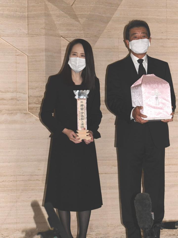 　斎場で神田沙也加さんの骨箱を手にする神田正輝（右）と共に報道陣の前に現れ、位牌を手にあいさつする松田聖子（撮影・開出牧）
