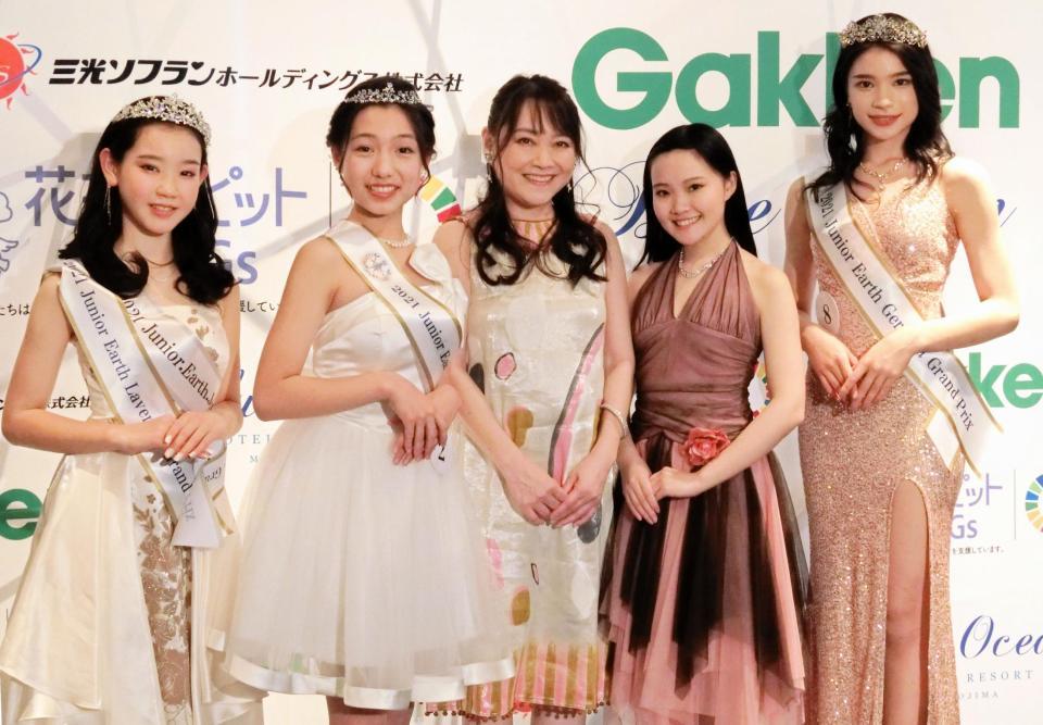 　グランプリ受賞者の（左から）蓬田杏花里さん、伊藤凛香さん、（２人おいて）シューク真理沙さんと笑顔を見せる井上あずみ（中央）とゆーゆ（右から２人目）