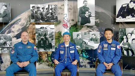 モスクワ郊外のガガーリン宇宙飛行士訓練センターからオンラインで記者会見する前沢友作さん（中央）ら（ＴＡＳＳ／Ｒｏｓｃｏｓｍｏｓ提供・共同）