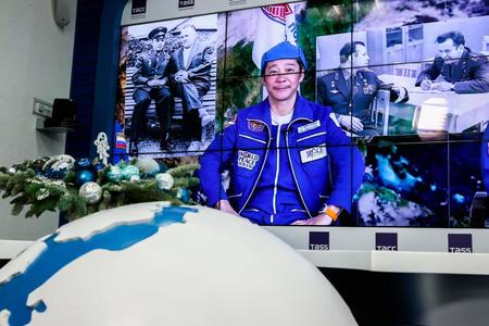 2オンラインで記者会見する前沢友作さん（タス＝共同）