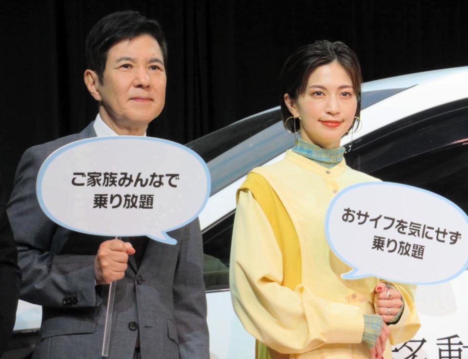 ゲストとして登場した関根勤（左）と安田美沙子＝東京・大手町