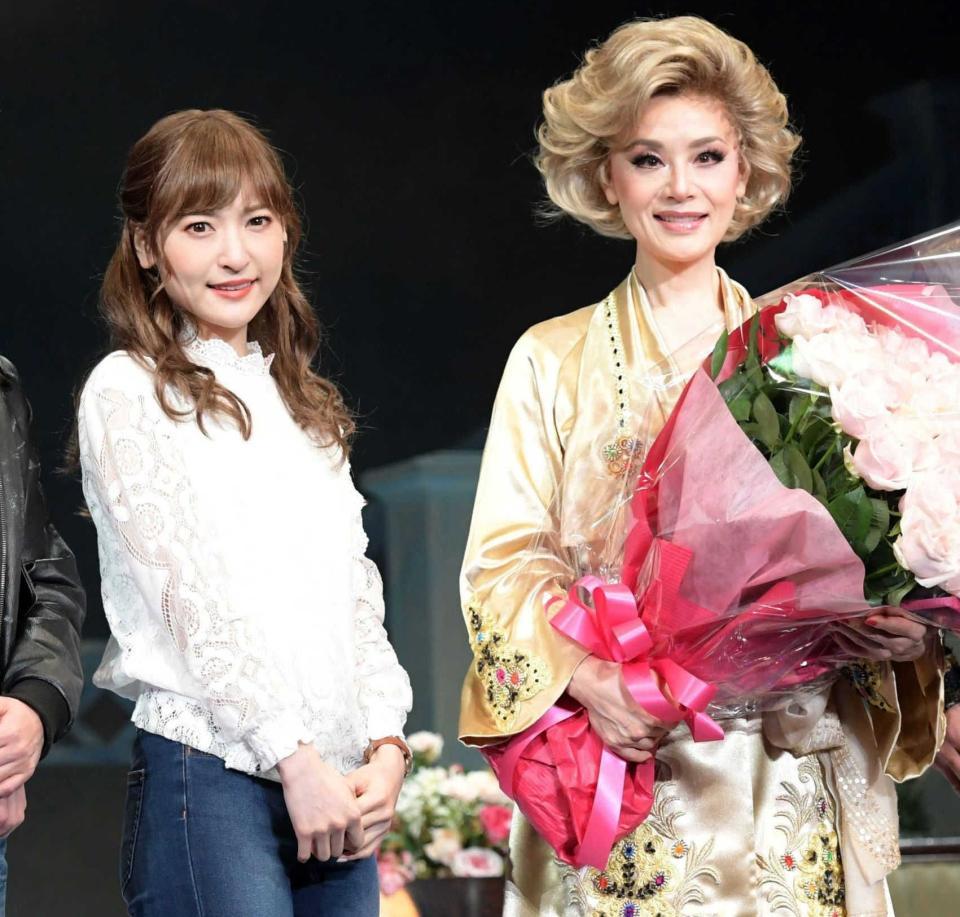 ２１年２月、舞台「ローズのジレンマ」舞台あいさつに神田沙也加さん（左）と登場した大地真央