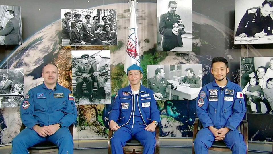 モスクワ郊外のガガーリン宇宙飛行士訓練センターからオンラインで記者会見する前沢友作さん（中央）ら（ＴＡＳＳ／Ｒｏｓｃｏｓｍｏｓ提供・共同）