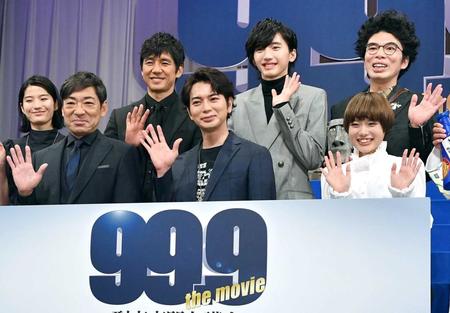 　笑顔で手を振る（前列左から）香川照之、松本潤、杉咲花（後列左から）蒔田彩珠、西島秀俊、道枝駿佑、片桐仁＝東京・イイノホール（撮影・西岡正）