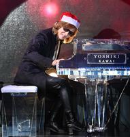 サンタ帽をかぶってピアノ生演奏を披露するＹＯＳＨＩＫＩ＝グランドハイアット東京（撮影・高石航平）
