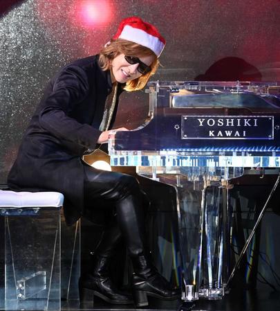 　サンタ帽をかぶってピアノの生演奏を披露するＹＯＳＨＩＫＩ＝都内のホテル（撮影・高石航平）　