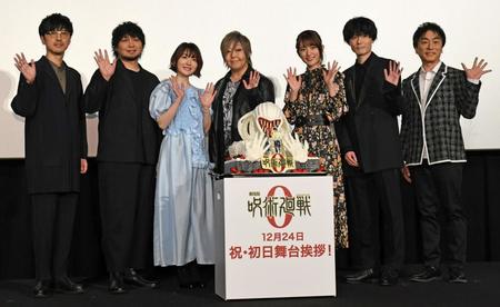 舞台あいさつに登場した（左から）櫻井孝宏、中村悠一、花澤香菜、緒方恵美、小松未可子、内山昂輝、関智一（撮影・三好信也）