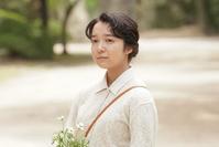 ロバートから花を渡され、あることを言われる安子（上白石萌音）