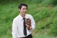 河川敷で安子の娘・るいとキャッチボールをする勇（村上虹郎）