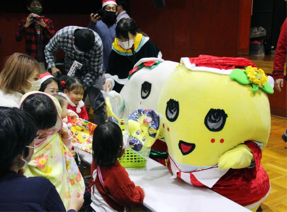 　子どもたちにクリスマスのプレゼントを渡す「ふなっしー」＝千葉県船橋市の新高根児童ホーム　