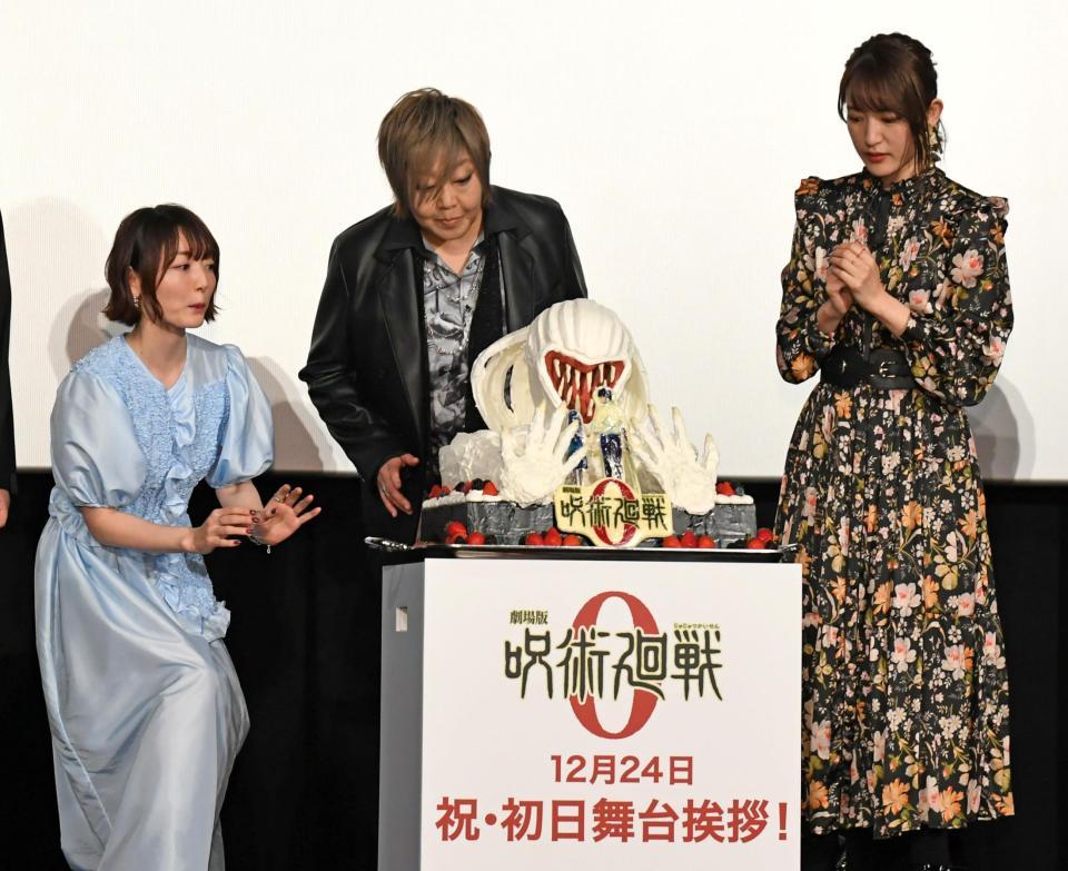 登場した特製ケーキをのぞき込む（左から）花澤香菜、緒方恵美、小松未可子（撮影・三好信也）