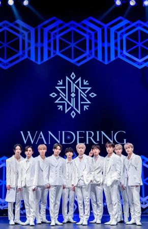 ５ｔｈシングル「ＷＡＮＤＥＲＩＮＧ」発売記念クリスマスショーを行ったＪＯ１の（左から）佐藤景瑚、與那城奨、木全翔也、川西拓実、川尻蓮、白岩瑠姫、大平祥生、豆原一成、鶴房汐恩、河野純喜（Ｃ）ＬＡＰＯＮＥ　ＥＮＴＥＲＴＡＩＮＭＥＮＴ