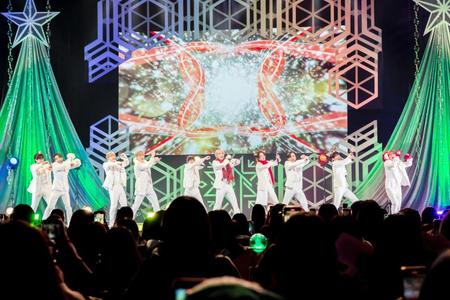 パフォーマンスを行うＪＯ１（Ｃ）ＬＡＰＯＮＥ　ＥＮＴＥＲＴＡＩＮＭＥＮＴ